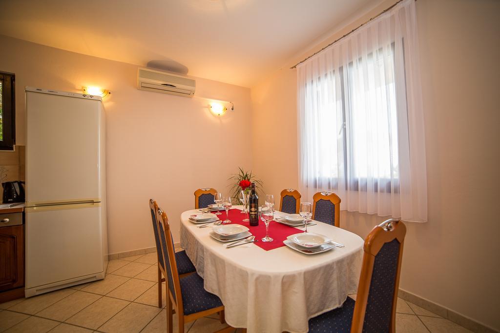 Apartments Maja Дуги-Рат Экстерьер фото