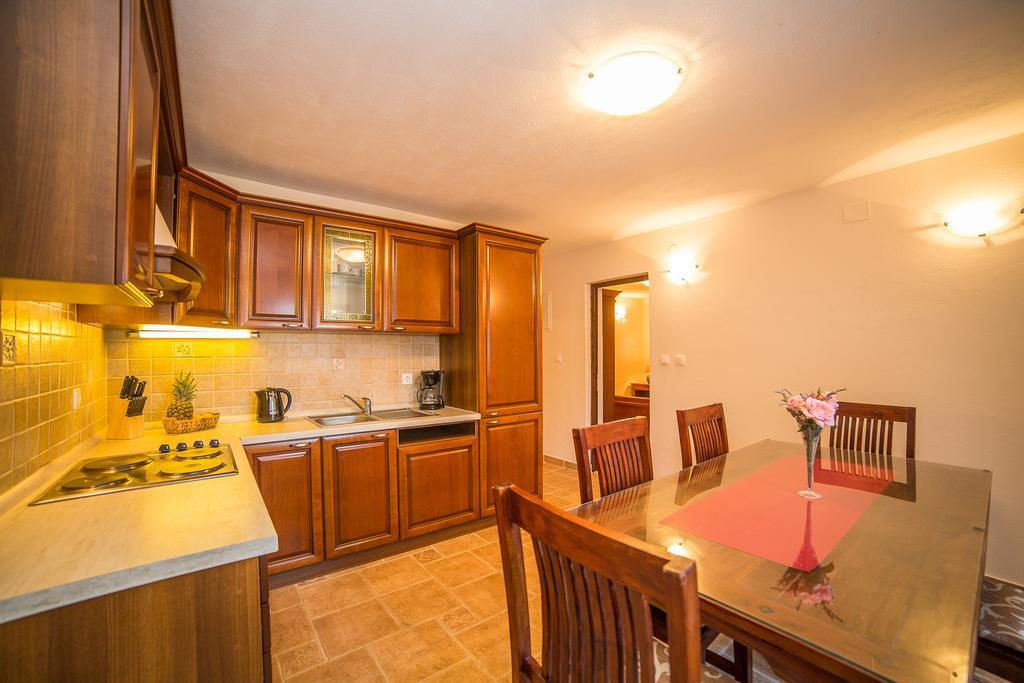 Apartments Maja Дуги-Рат Экстерьер фото